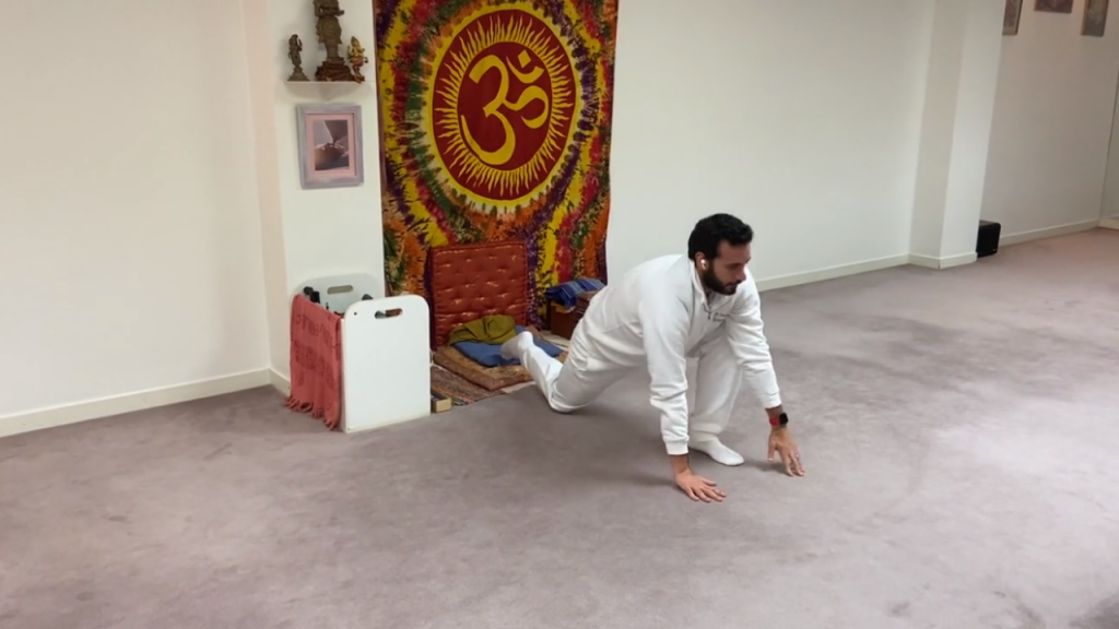 Hatha yoga de activación: surya namaskar y estiramientos