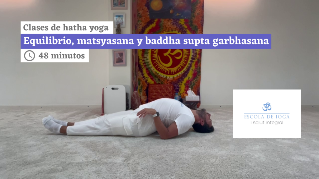 Hatha yoga: equilibrio, matsyasana y baddha supta garbhasana