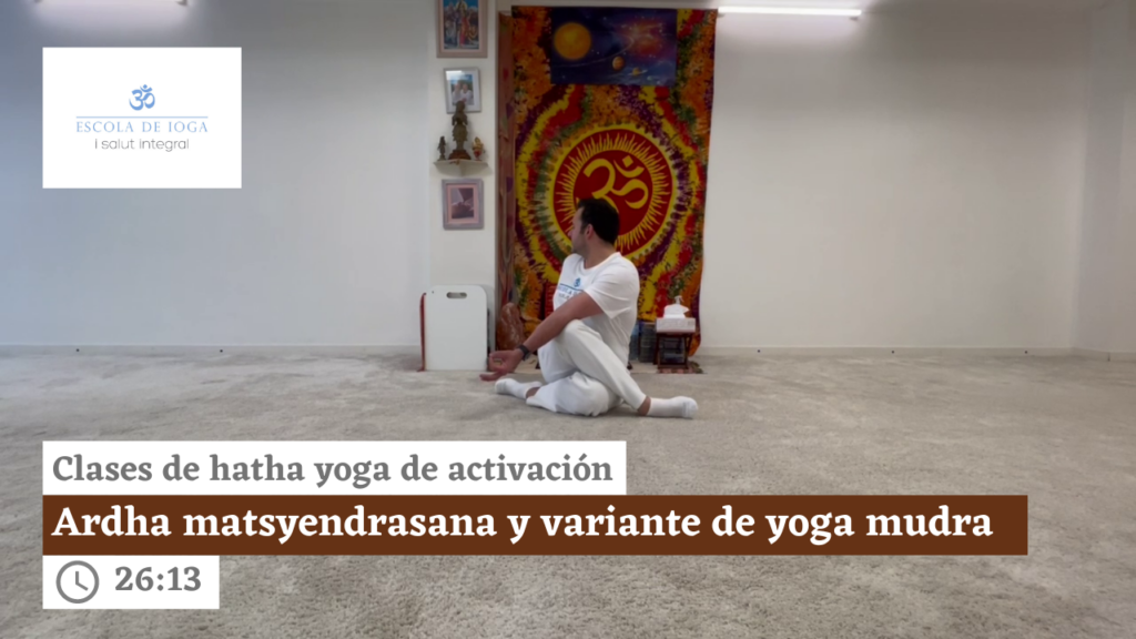 Hatha yoga de activación: ardha matsyendrasana y variante de yoga mudra
