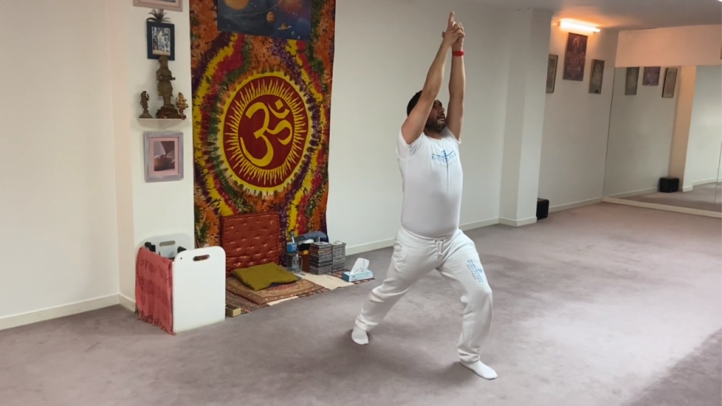 Sesión de hatha yoga: estiramientos, karana y relajación.