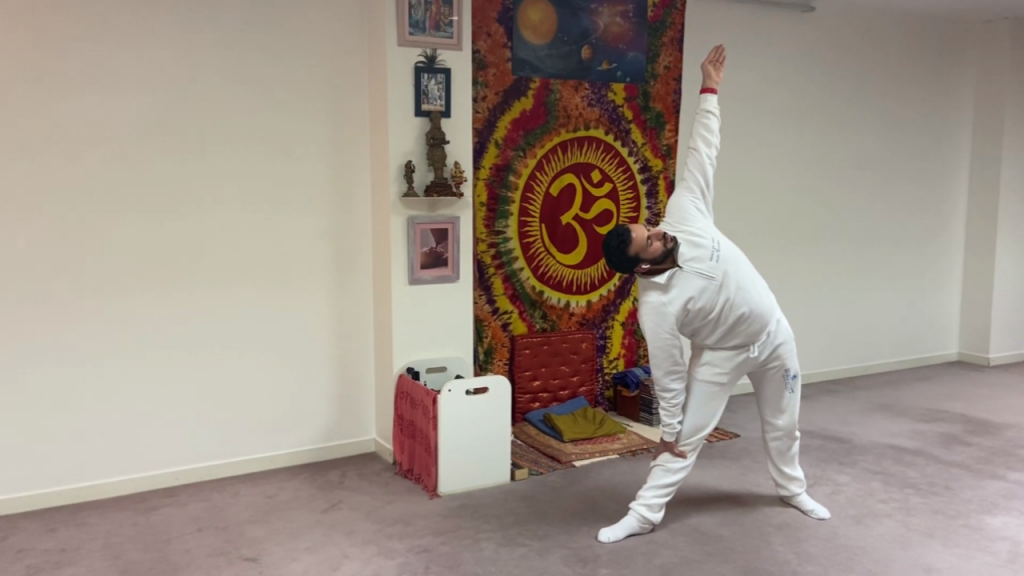 Hatha yoga: utthita trikonasana, ardha baddha padma paschimottanasana y salamba sarvangasana