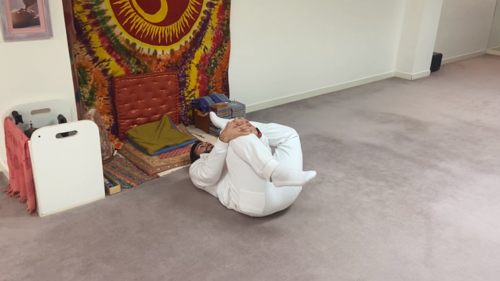 Sesión de hatha yoga: tadasana, ardha chandrasana, garbhasana