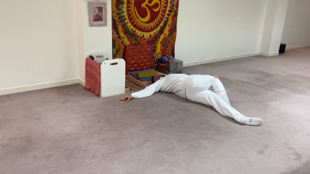 Sesión de hatha yoga : dwi hasta baddha pada dandasana, adho mukha svanasana y garbhasana