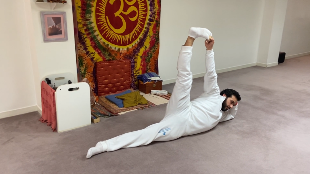Hatha yoga línea unitiva: equilibrio, anantasana y garbhasana