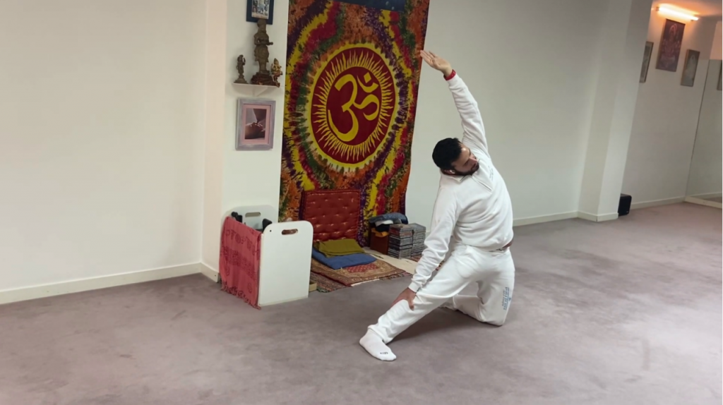 Sesión de hatha yoga: utthita parsvakonasana, kurmasana y salamba sarvangasana